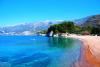 Пляж с красноватой галькой Черногория