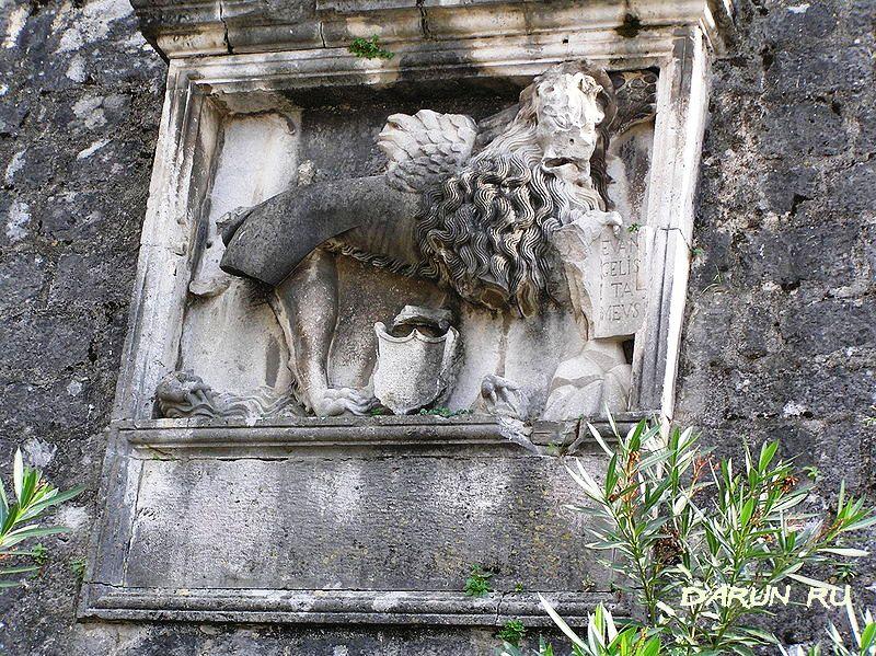 Венецианский лев на городских стенах Котора