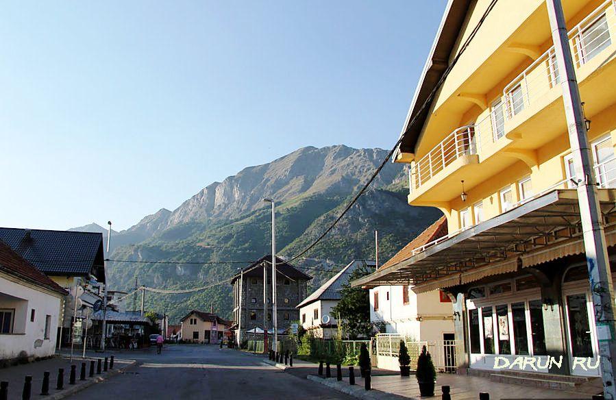 город Гусинье  находится недалеко от Албании
