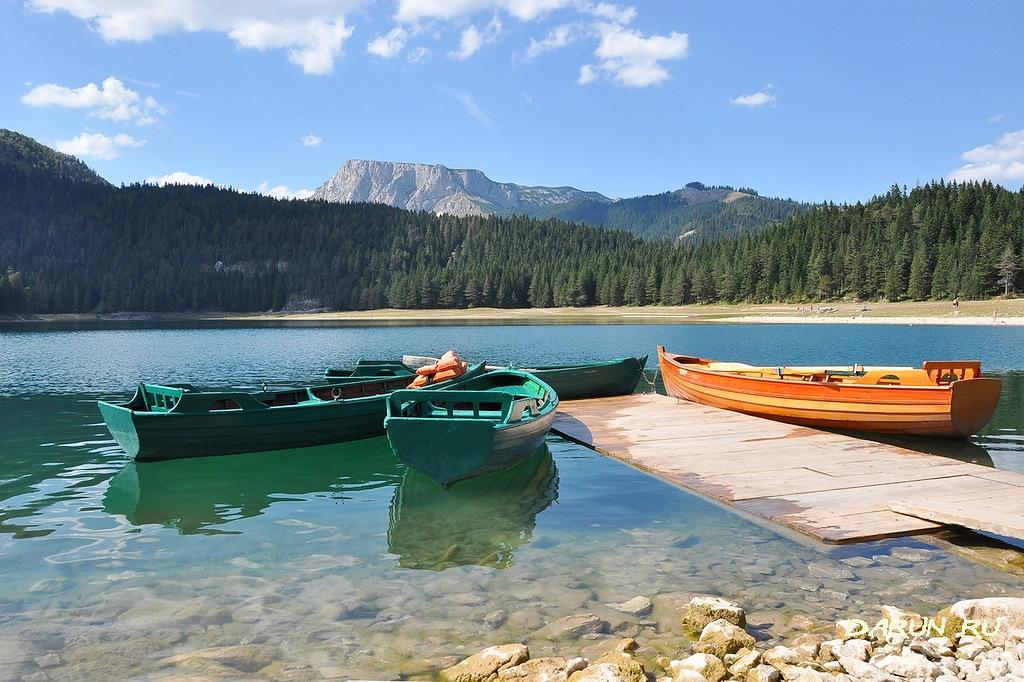 Черногория. Лодки на Черном озере.