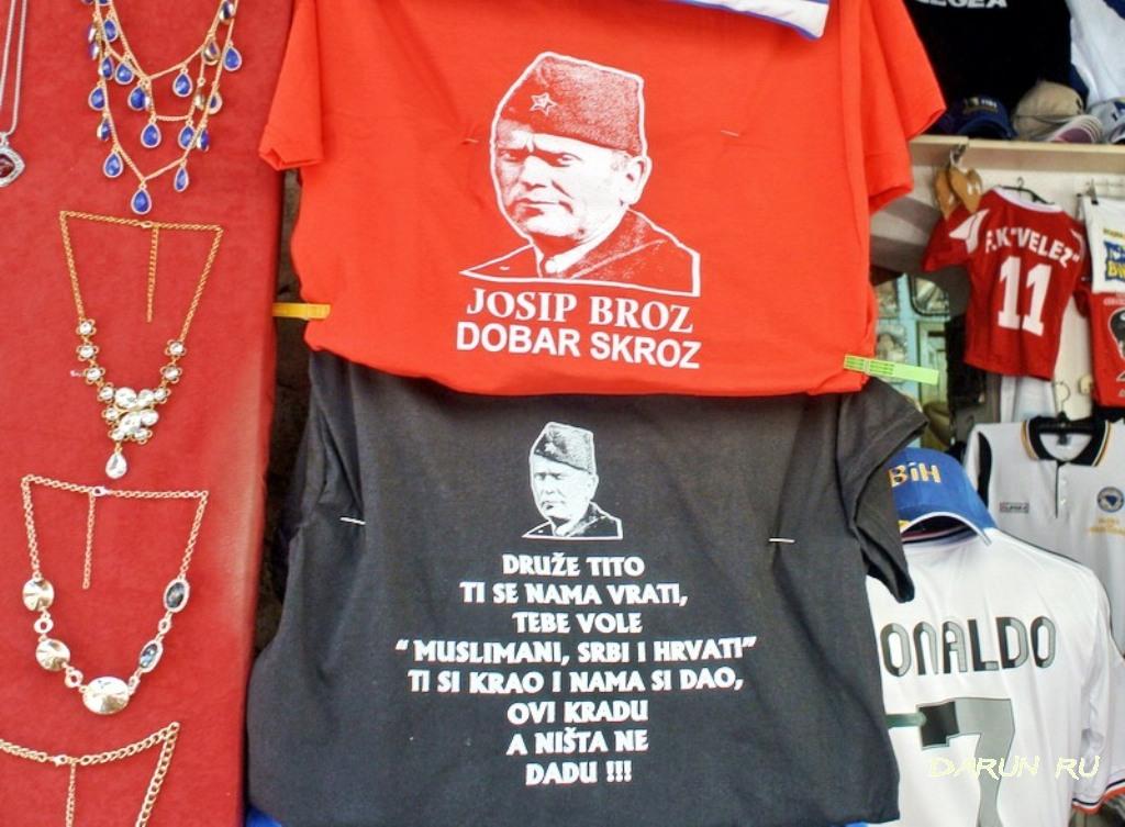 На рынке в Мостаре футболки и сувениры