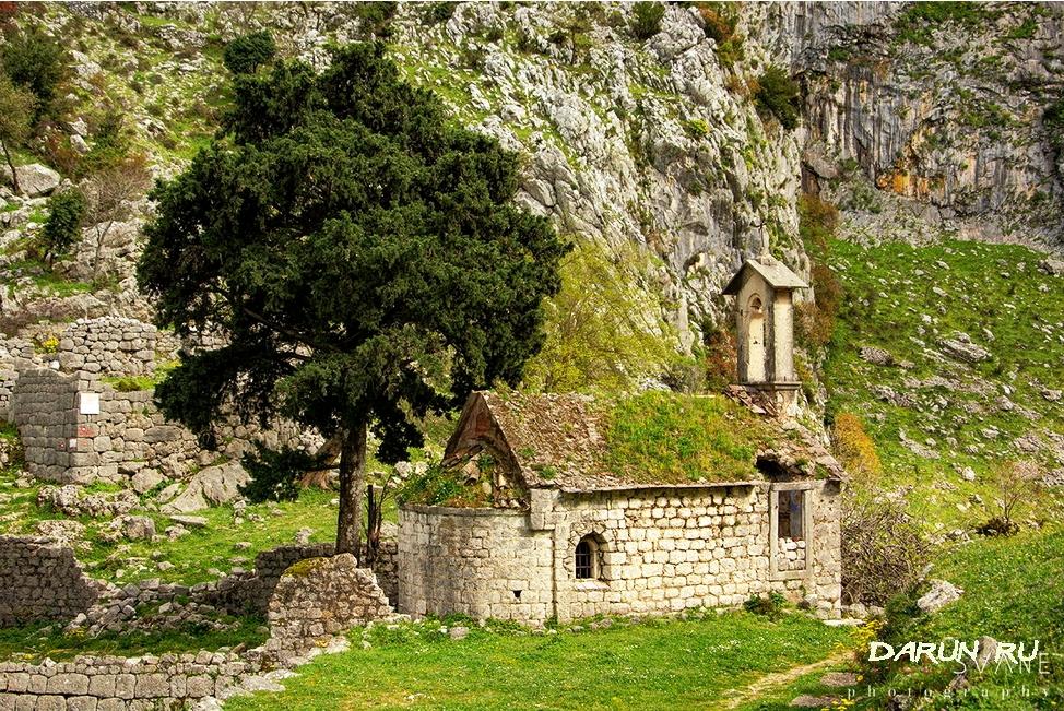 Руины маленькой церквушки